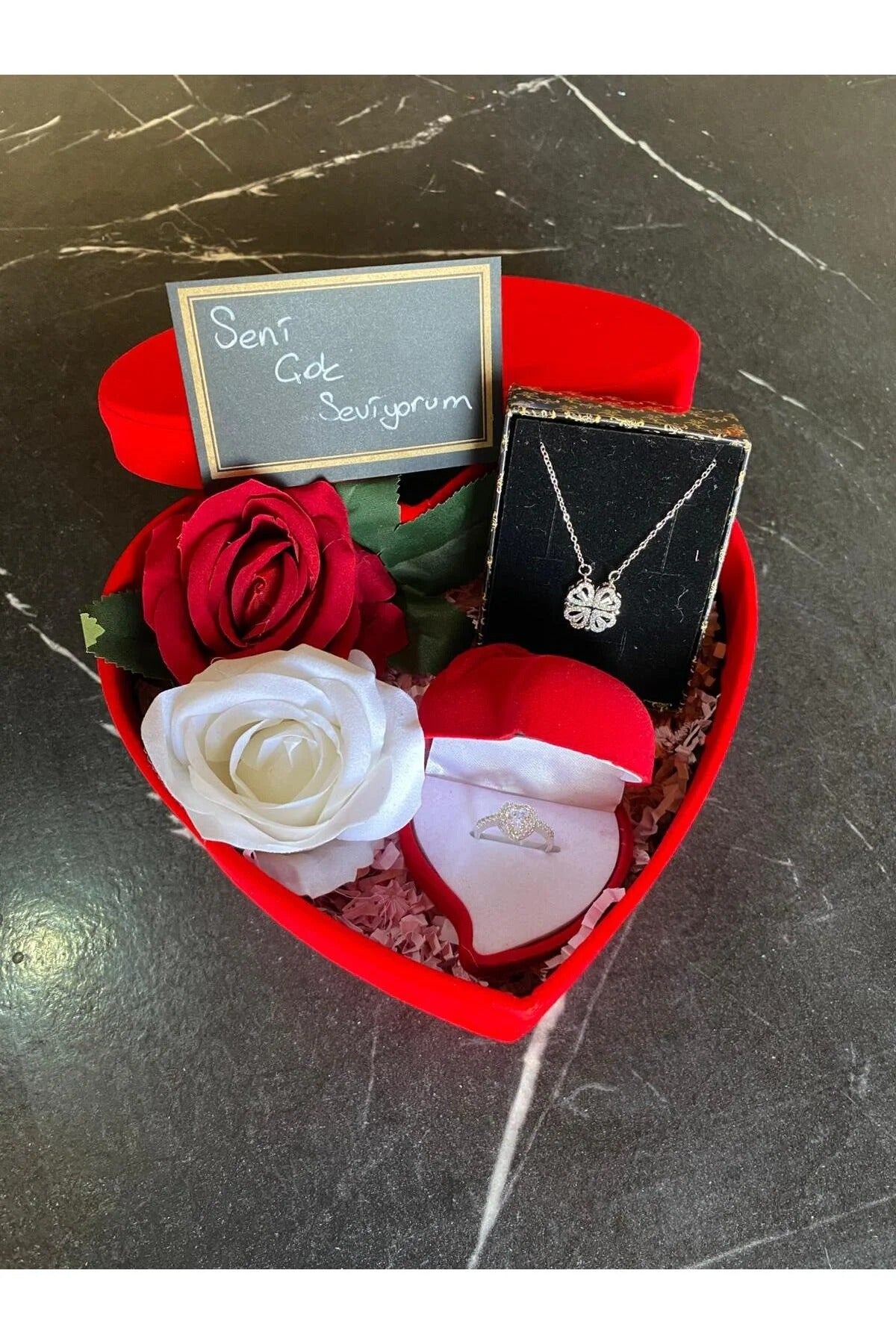 Kalpli Kutuda Açılıp Kapanan Yonca Kolye Ve Yüzük Setti 14 Şubat Sevgililer Günü - Fembelt