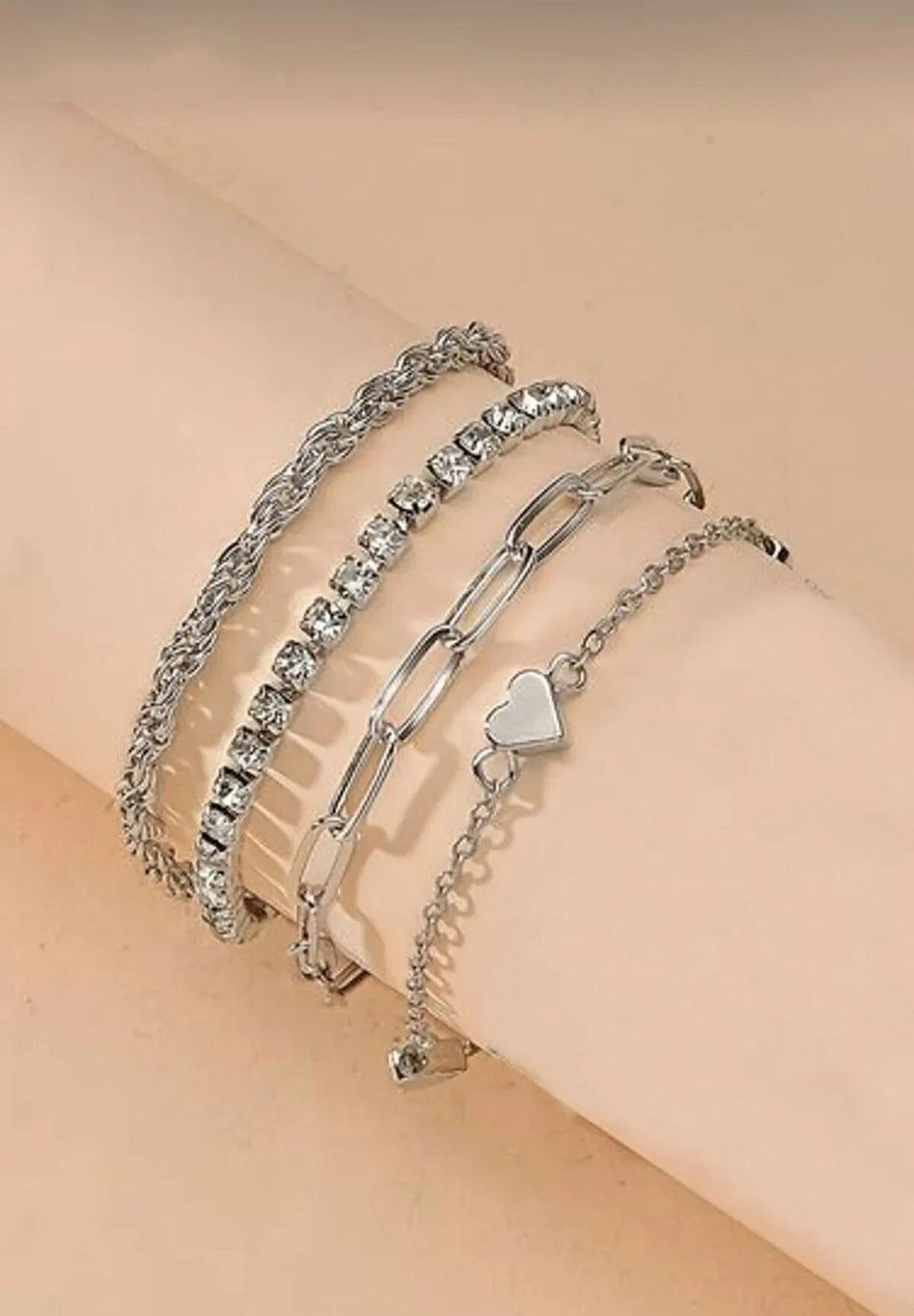 Kalp Detaylı Gümüş Renk 4’lü Kadın Bileklik Seti