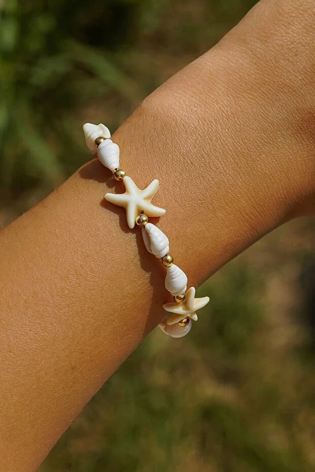 Kadın Deniz Kabuğu Yıldızlı Gold Boncuk Detaylı Bileklik - Fembelt