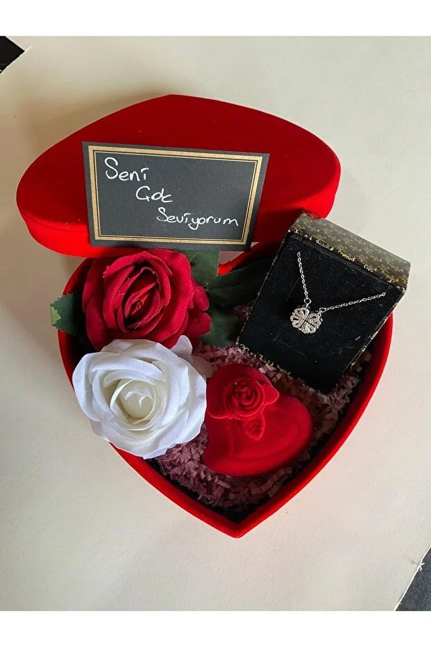 Kalpli Kutuda Açılıp Kapanan Yonca Kolye Ve Yüzük Setti 14 Şubat Sevgililer Günü - Fembelt