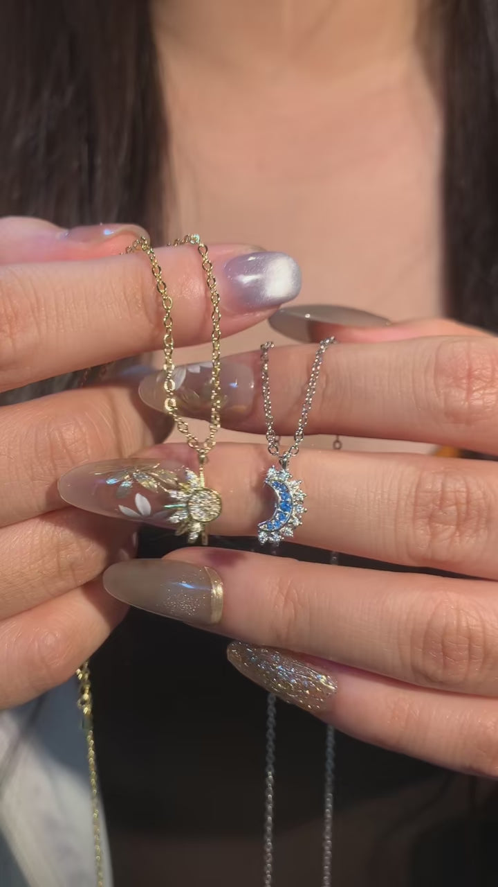 Sevra güneş ve ay kolyelerinin mıknatısla birleşmesini gösteren gerçek ürün videosu